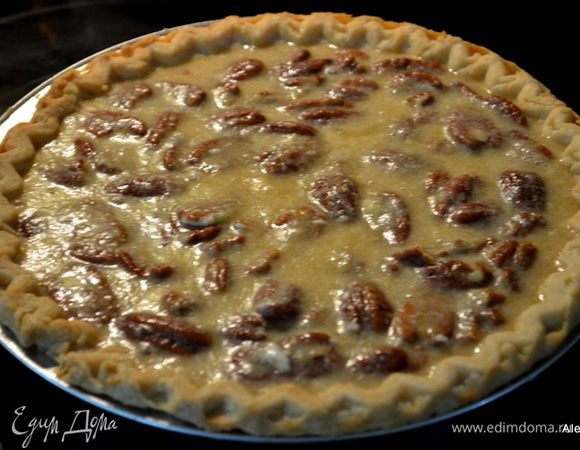 В емкости взбить сахар с маслом, кленовый сироп соль и яйца до мягкого однородного состояния. Затем выложить орех пекан и перемешать.