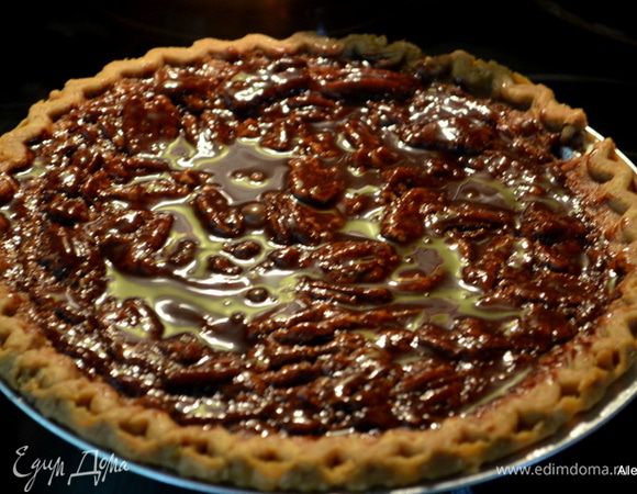 Растопить шоколадные капли  1/4 стакана  со сливочным маслом. Вылить поверх пирога.
Дать постоять в холодильнике. Разрезаем и подаем к столу. Приятного аппетита.