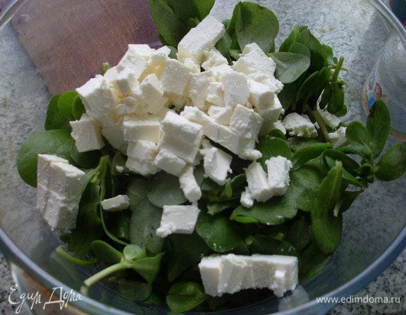 Порезать брынзу кубиками, маслины колечками, помидор не слишком мелко.