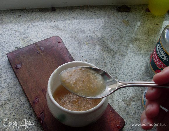 Приготовить заправку: смешать масло, лимонный сок, горчицу, мед и немного соли. Взбивать вилкой до образования густой массы по консистенции напоминающей майонез. 