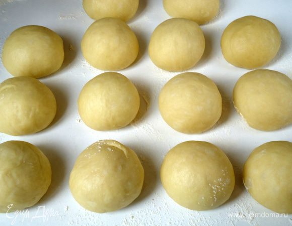 Скатать кусочки в шарики.
