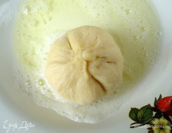 Булочки окунать в заранее взбитый вилкой белок, 

