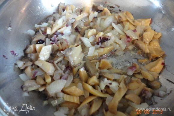 Баклажан вымыть, нарезать вдоль на пластинки 4-5 мм толщиной, сложить в миску, посыпать солью, оставить на 15-20 минут. Порезать мелко луковицу и грибы (размороженные и отжатые от лишней жидкости), обжарить на разогретой сковороде с растительным маслом сначала лук до золотистости, добавить грибы и до готовности.