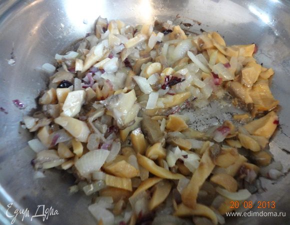 Баклажан вымыть, нарезать вдоль на пластинки 4-5 мм толщиной, сложить в миску, посыпать солью, оставить на 15-20 минут. Порезать мелко луковицу и грибы (размороженные и отжатые от лишней жидкости), обжарить на разогретой сковороде с растительным маслом сначала лук до золотистости, добавить грибы и до готовности.