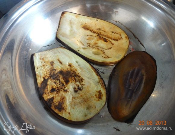 Фарш посолить, поперчить, можно добавить любых специй по вкусу (я часто приправляю фарш ароматной солью с приправами по Алиному рецепту, там и соль и перец и все, что нужно уже есть http://www.edimdoma.ru/retsepty/52793-sol-s-pripravami-dlya-blyud), хорошо вымесить.
Помидоры очистить от кожицы, потереть на крупной терке.
Баклажаны промыть холодной водой от соли, обсушить и обжарить на сухой разогретой сковороде (гриле) с двух сторон по несколько минут, можно на растительном масле, но будет жирно на мой взгяд (фарш тогда взять постный).