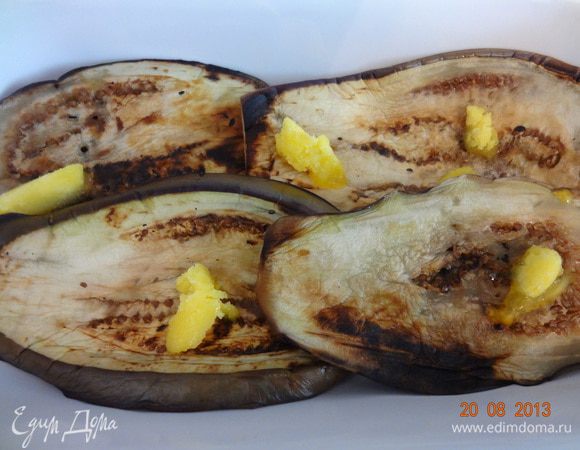 В форму для запекания (у меня 18*11 см), выложить 4-5 пластинок баклажана, сверху положить несколько горошин топленого или сливочного масла.