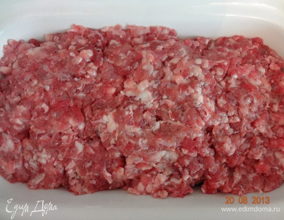 На баклажаны ровным слоем выложить фарш.