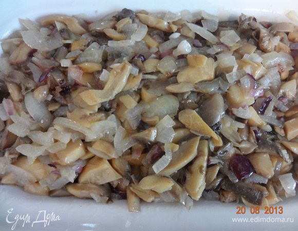 На фарш обжаренные грибы с луком, залить протертыми томатами (или соком) у меня ушло чуть меньше стакана (250 гр.).