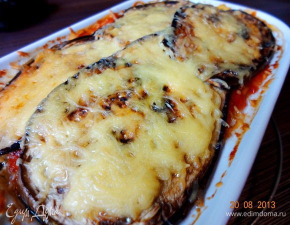 Готовую запеканку вынуть из духовки, немного остудить в форме, подготовить лепешки или хлеб, т.к. будет много вкусной подливы. Можно кушать, желательно с овощным салатом, запеканка очень сытная.