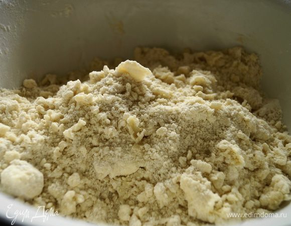 Муку с сахаром, солью и сливочным маслом растереть в крошку.