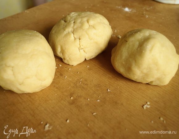 Готовое тесто разделить на 3 части: 2 побольше и 1 поменьше. Завернуть в пищевую форму и убрать в холодильник на 1 час.