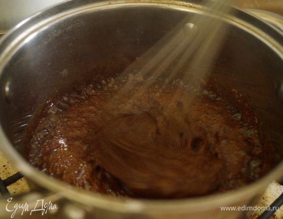 Начинка: В толстодонной кастрюле растопить сахар до полного растворения. Тонкой струйкой влить сливки и уваривать 6-8 минут.