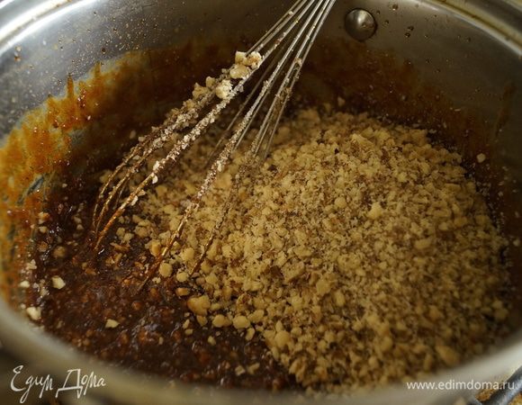 Затем всыпать дробленые орехи, соль и хорошо перемешать. Снять с огня и дать остыть до комнатной температуры.