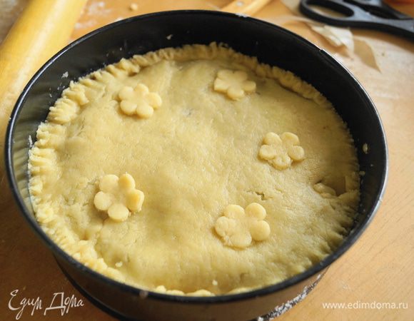 Из оставшейся части теста раскатать еще один пласт и накрыть сверху. Защипать. Украсить.