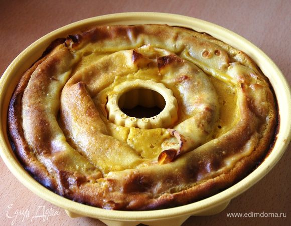 Форму берем круглую или для кексов в середине с дыркой.  На блины мажем яблочную начинку, сворачиваем трубочкой и укладываем по кругу. Начинку рассчитать примерно, у меня немного не хватило на верхние блины(
