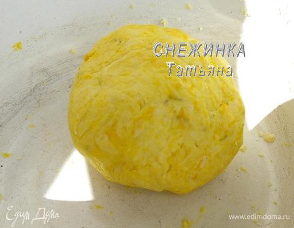 Добавляем желток, сметану и гашёную соду, замешиваем пластичное тесто. Формируем шар, заворачиваем в пищевую плёнку и убираем пока в холод.