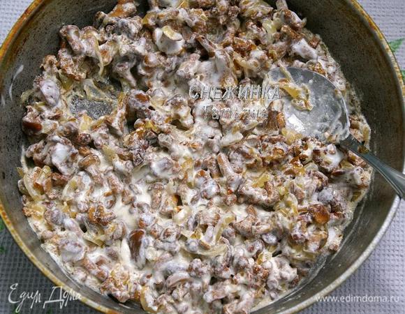 Затем добавляем сметану, перемешиваем, держим на огне ещё пару минут. 