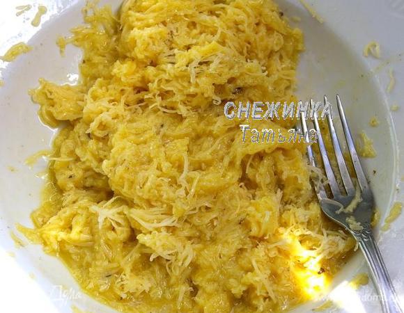 Отдельно слегка взбиваем вилкой яйца, солим, перчим. Сыр натираем на мелкой тёрке и соединяем с яйцами. Смешиваем яично-сырную массу с грибной.