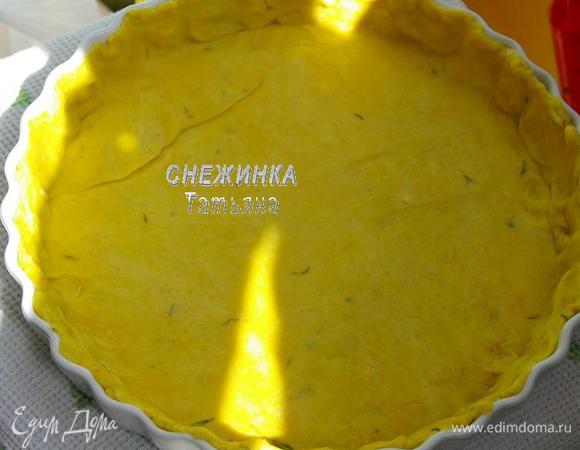 Тесто достаём из холодильника и раскатываем по размеру формы с учётом бортиков. Тесто очень податливое и не рвётся, я раскатала на рабочей поверхности и, намотав на скалку, распределила в форме, затем руками сформировала бортики.