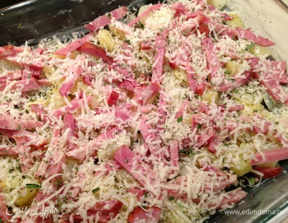 Форму для запекания смазать сливочным маслом и разложить кусочки масла по дну. Картофель порезать медальонами и распределить в форме. Далее слой мяса (а можно всего, что есть под рукой - грибы, рыба, колбаски...) Присыпать тертым пармезаном и травами.