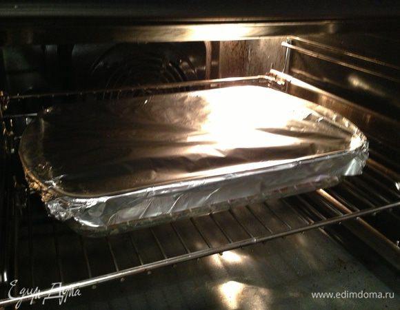 Накрыть форму фольгой. Выпекать в разогретой духовке около 30 минут при темп. 200 градусов (можно с конвекцией). Если нужно подрумянить несколько минут без фольги. 