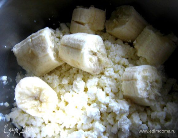 У меня творог развесной зернистый,поэтому ломаем в него банан для взбивания.