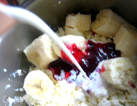 Сливки нужны для более лёгкой нежной текстуры,да и вкуснее с ними))) Я всегда подливаю "на глаз".