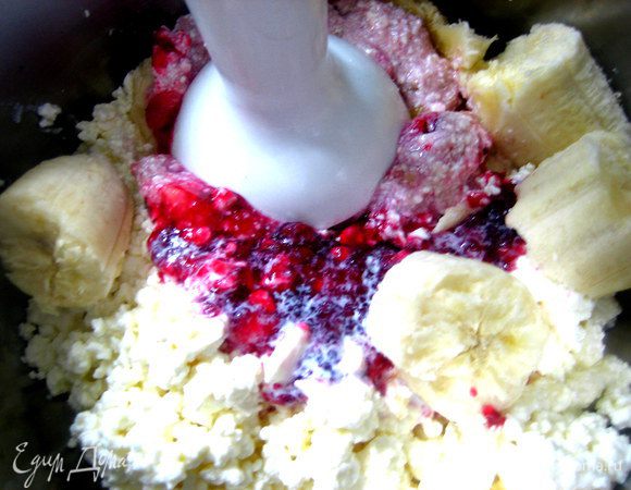 Начинаем взбивать блендером.