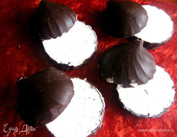 Начинаем готовить прослойку из зефира...Если зефир простой,разделяем на половинки. Если в шоколаде-разрезаем вдоль аккуратно.