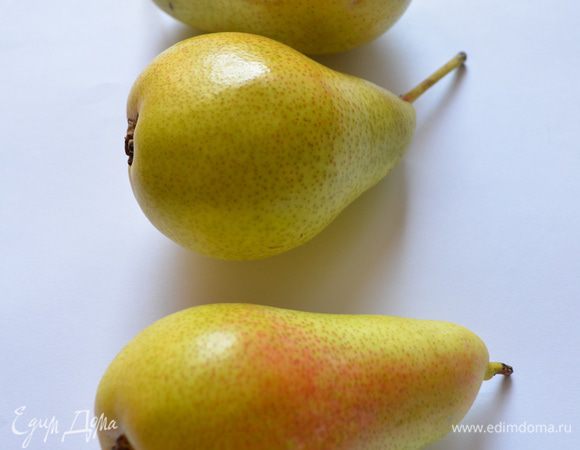 Груши моем, снимаем аккуратно кожуру.