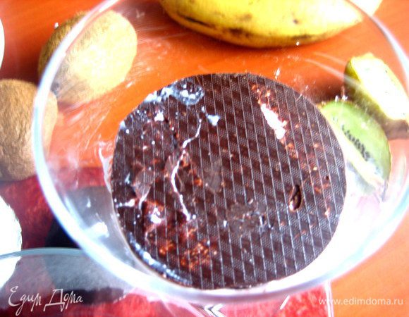 Одна долька уместится в бокал для порционной подачи...Если не умещается,то сначала положите на дно несколько ложек творожной массы.