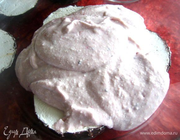 В стеклянной форме накрываем зефиринки слоем из творога.