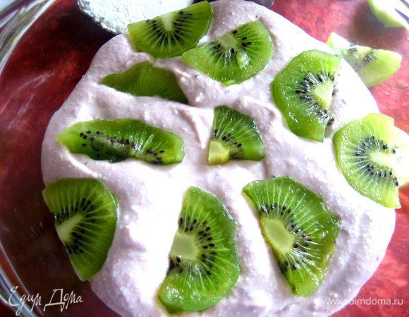 Сверху слой из долек киви.