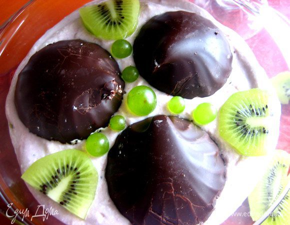 Украшаем киви и виноградинками.