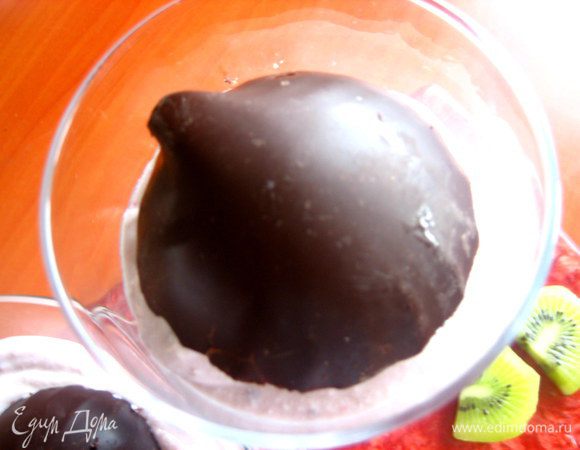 В порционном бокале тоже внутри фрукты,потом творог и сверху шапочка из зефира.