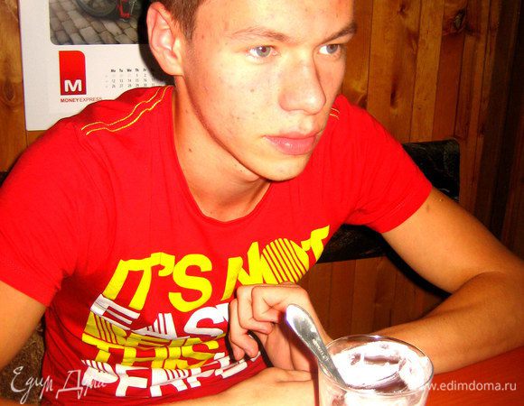 А вот и первый дегустатор))) Любимое чадо удачно накормлено творогом и фруктами)))