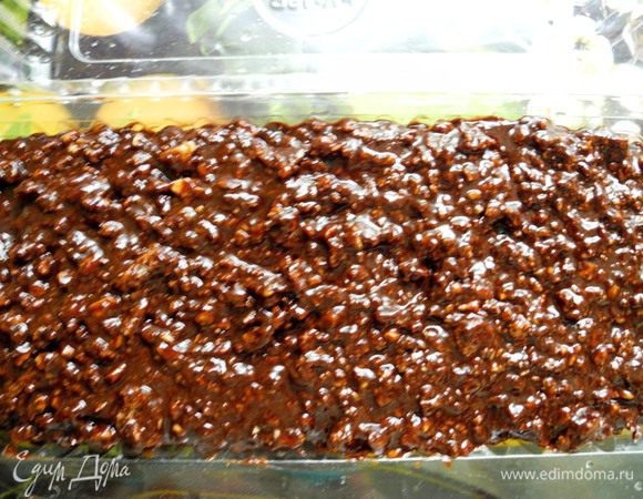 Выложить смесь в форму, выложенную пищевой пленкой. Поставить в холодильник на ночь или в морозилку на несколько часов.
