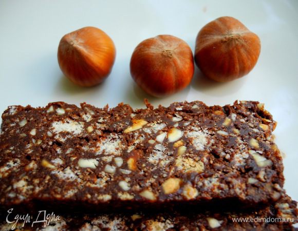 И вот как джандуйотто выглядит на разрезе. Это потрясающе вкусный десерт, не могу сказать точно к чему он ближе - к конфетам или к пирожным. Шоколадно-миндально-ореховый вкус, шоколад тает во рту и хрустящие печенья и орехи составляют ему прекрасную компанию. Наслаждайтесь!