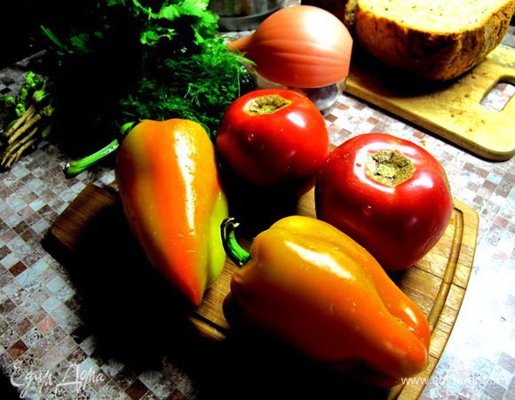 Помидоры надо брать крепкие с толстой кожицей. Помыть овощи. У перца удалить семянники. Почистить лук.