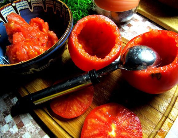 Срезать верхушки помидоров и перцев, чтобы использовать в будущем в качестве «крышки». Ложечкой вынуть мякоть.