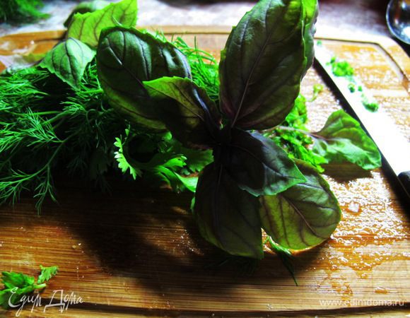 Смесь базилика, кинзы и укропа мелко нарубить.