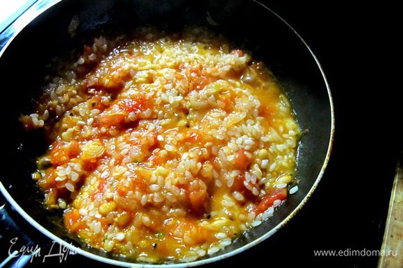 Рис промыть. На сковороде в масле попассеровать лук и томаты. Посолить. Положить толченые кедровые орешки. Затем добавить рис, и потушить под крышкой минут 15 на маленьком огне, чтобы рис распарился.