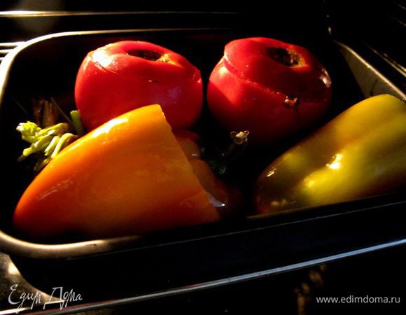 Овощи нафаршировать рисовой смесью, смазать оливковым маслом, прикрыть "крышечками", и положить на "подушку" из стеблей и корней от зелени. Отправить в духовку на 50 минут при 160 градусах в режиме конвекции.