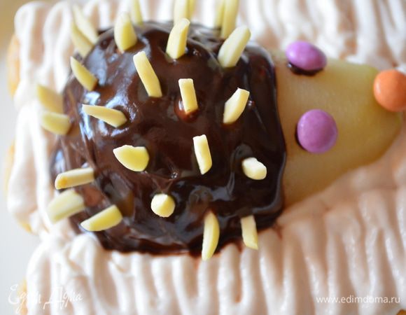 Аккуратно вводим иголочки, немного протыкая груши, чтобы они держались.