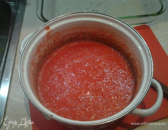 Помидоры и перец измельчить блендером в пюре
