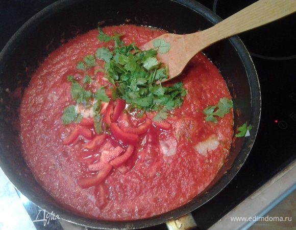 Пюре потушить минут 15. Потом добавить зелень (какую любите. У меня кинза), тертый чеснок. Посолить и поперчить по вкусу. Оставить соус на огне, чтобы он уварился.
