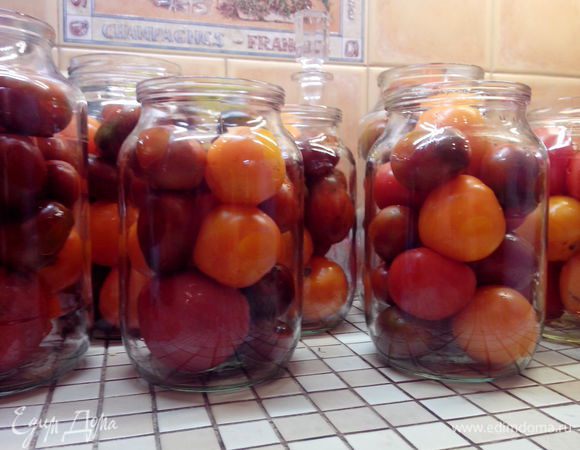 Некрупные помидоры помойте, проколите у основания (я использую для этого деревянную зубочистку или маленькую, но очень острую вилку). Уложите неплотно в банки.