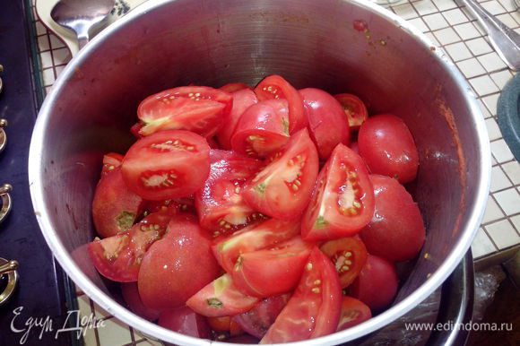 Одновременно с шагами 1-3 готовим томатную заливку. Для этого спелые, мысистые помидоры (лучше использовать крупноплодные сорта) нарезаем крупными кусками в кастрюлю и ставим на огонь. Прогреваем до выделения обильного сока, это почти до закипания. Интенсивность нагрева должна быть такой, чтобы помидоры не пригорели на донышке - вначале ставим на небольшой огонь, как появится сок - увеличиваем до максимума.