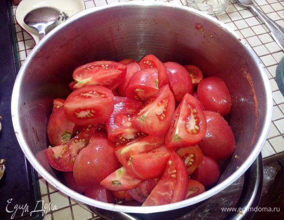 Одновременно с шагами 1–3 приготовьте томатную заливку. Для этого спелые мясистые помидоры (лучше использовать крупноплодные сорта) нарежьте крупными кусками, положите в кастрюлю и поставьте на огонь. Прогрейте до выделения сока. Интенсивность нагрева должна быть такой, чтобы помидоры не пригорели на донышке: сначала поставьте на небольшой огонь, как появится сок — увеличьте до максимума.