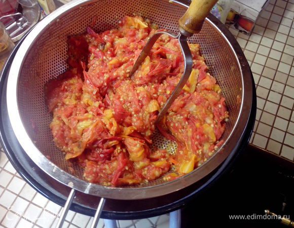 Как только в кастрюле станет много сока, перелейте всю массу в металлический дуршлаг, установленный в большую кастрюлю или миску. Перетрите массу с помощью приспособления для пюре. Все получается очень быстро, шкурки и зернышки остаются в дуршлаге, а сок и томатное пюре — в кастрюле. Необходимый объем сока равен тому количеству воды, которым заливались помидоры в банках и приблизительно равен половине объема самих банок.